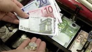 Caz fără precedent! Toţi angajaţii unei bănci sunt acuzaţi că au furat banii clienţilor! Hoţii au fost reclamaţi la DIICOT