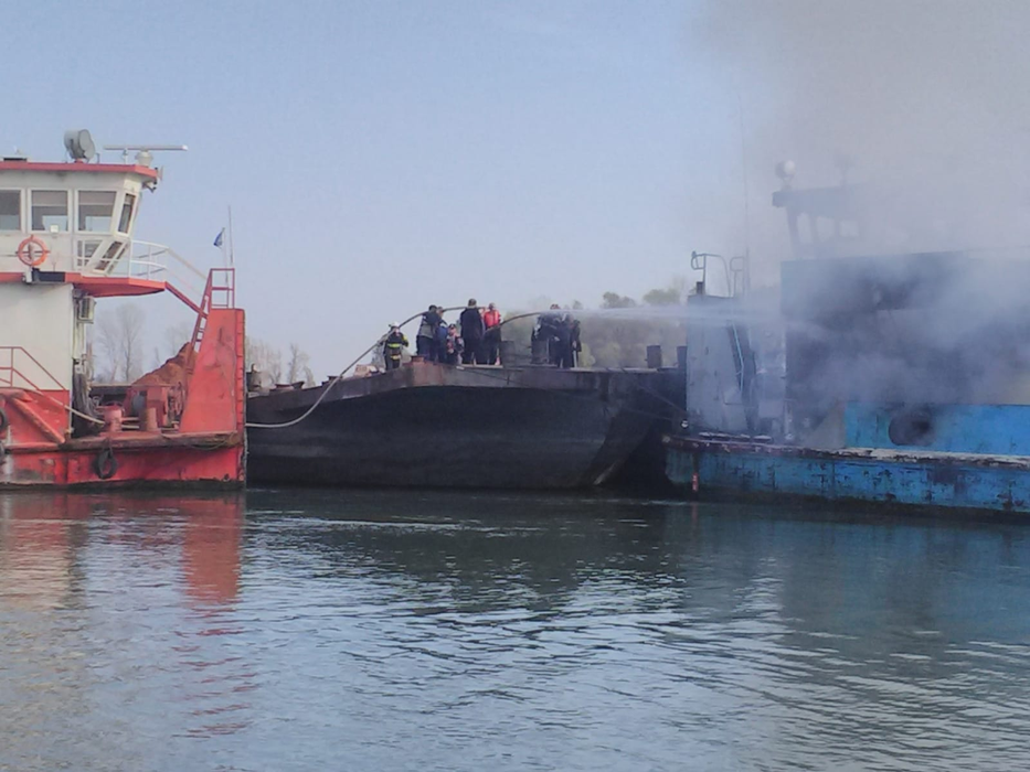 Incendiu puternic pe Dunăre, la o barjă cu bauxită. Pompierii s-au luptat minute în șir cu flăcările