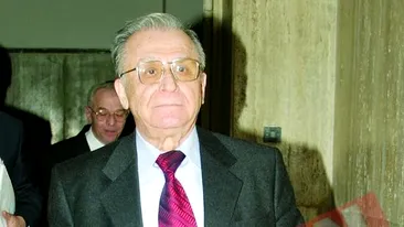 Iliescu, atacat si cu oua