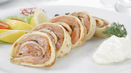 Rulade de somon cu nucsoara