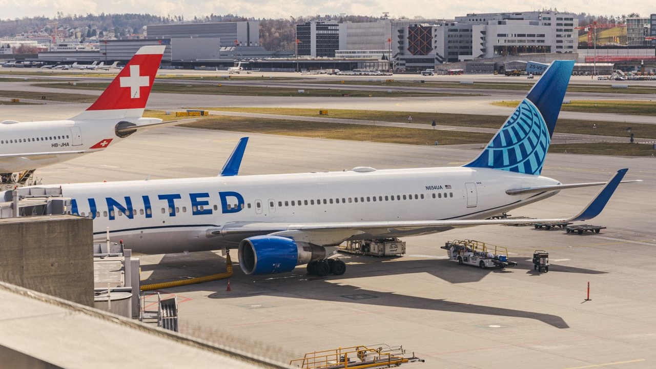 Alertă la bord! Glonț găsit într-un avion înainte de decolare. Pasagerii, dați jos din aeronavă