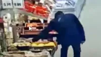 Ce s-a întâmplat cu polițistul surprins în timp ce ”degusta” struguri într-un supermarket. La mijloc este o adevărată vendetă!