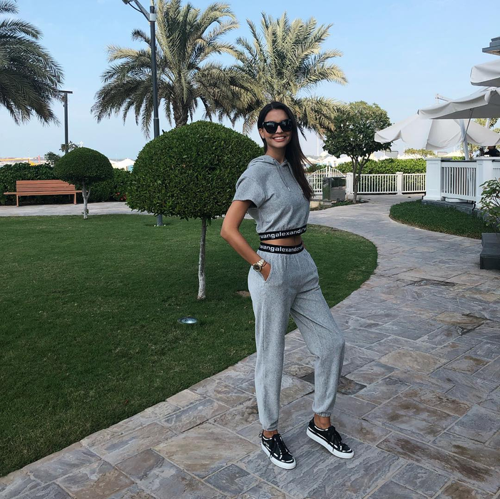Sandra și Adrian Mutu au “fugit” din București! Avem fotografia care îi dă de gol + GALERIE FOTO incendiară cu sexy-bruneta