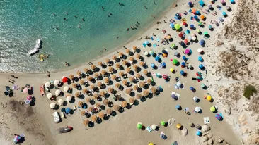 O stațiune din Sardinia a impus o regulă controversată. Care sunt turiștii care nu vor mai putea folosi umbrele pe plajă