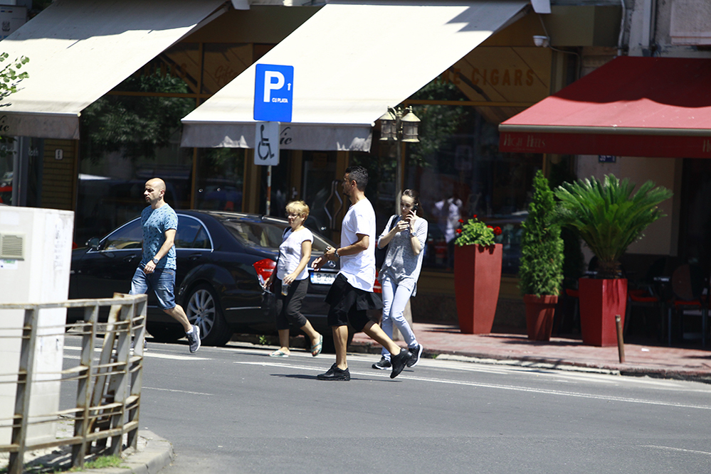Budescu traversează strada
