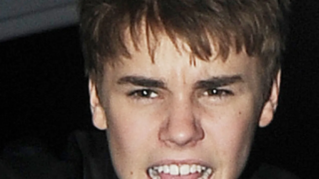 Justin Bieber şi-a scuipat un vecin şi l-a ameninţat cu moartea, dintr-un motiv de tot râsul. Vezi ce l-a supărat