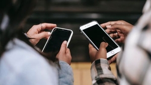 Studiu șoc: telefonul înainte de 12 ani îngrașă, deprimă și strică somnul copiilor