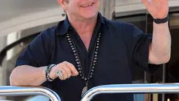 Elton John s-a drogat pentru prima oara in 1974