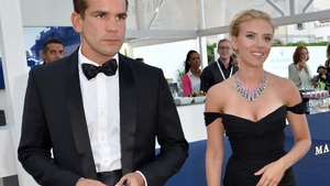 E considerată drept una dintre cele mai sexy femei din lume, dar nu are noroc în dragoste! SCARLET JOHANSSON a divorţat după doar doi ani de căsnicie!