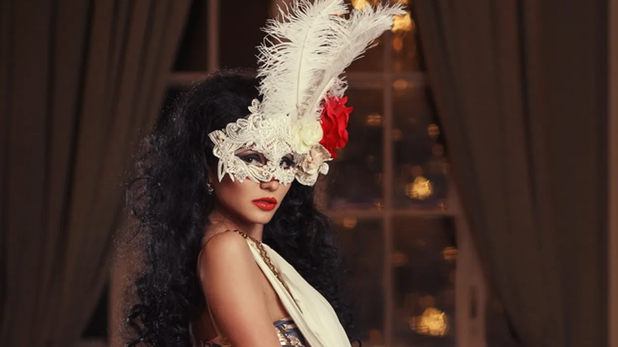 Cine este de fapt Muneca, solista mascata? Relatia cu Matteo este doar o regie! Ea se iubeste cu altcineva si canta in alta trupa