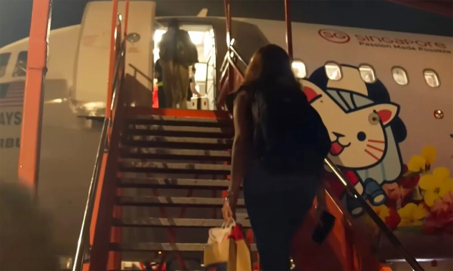 Această femeie face naveta cu AVIONUL în fiecare zi, ca să ajungă la muncă. Sursă: captura NewsFlash