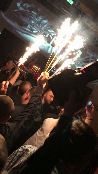 Roxana şi-a servit invitaţii cu tort după miezul nopţii