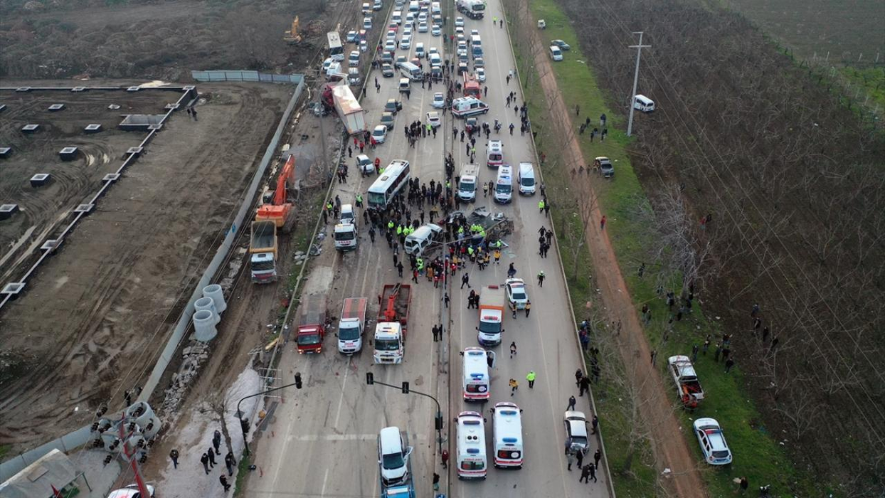 Accident grav! Un TIR a rămas fără frâne pe o autostradă. Camionul a spulberat zeci de mașini