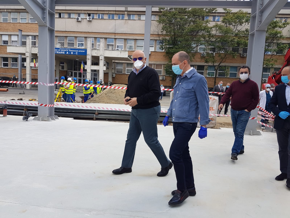 Primarul Sectorului 4, Daniel Băluță, și secretarul de stat Raed Arafat, pe șantierul celei mai moderne Unități de Primiri Urgențe din România, construită în curtea Spitalului ”Bagdasar-Arseni” din București