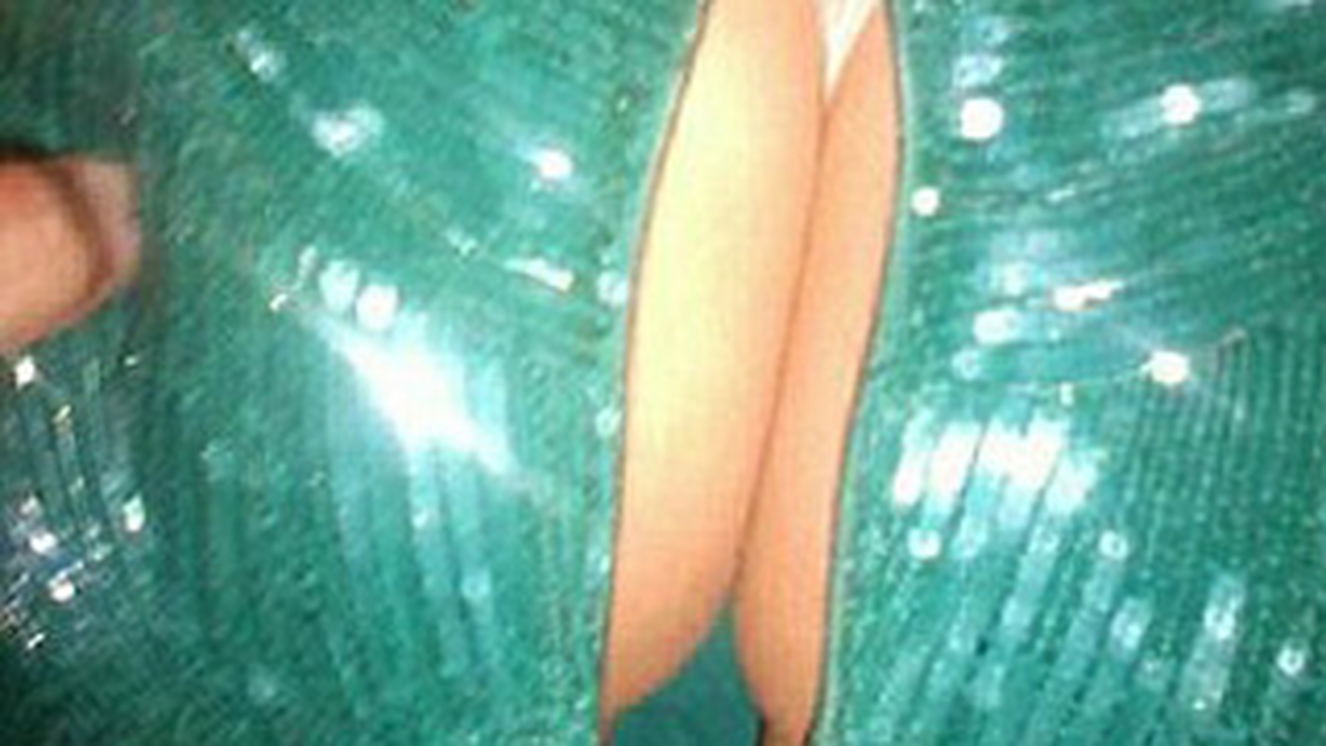 Ce rusine!!! A crapat rochia pe ea! Cea mai sexy aparitie de la Premiile Emmy 2012 a trecut printr-un moment penibil!