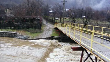 Cod galben de inundații pe râuri din 13 județe până miercuri dimineața