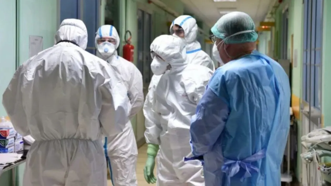 Cicatricile eroilor din prima linie. Cum arată un tânăr asistent român după zeci de ore de muncă. Foto impresionant