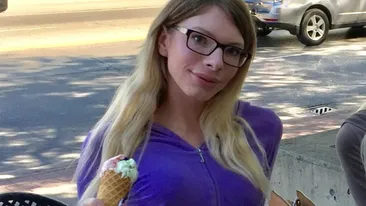 Tânăra din imagine a plătit 50.000$ pentru a arăta ca Marilyn Monroe, dar acum regretă decizia. Cum arată, de fapt