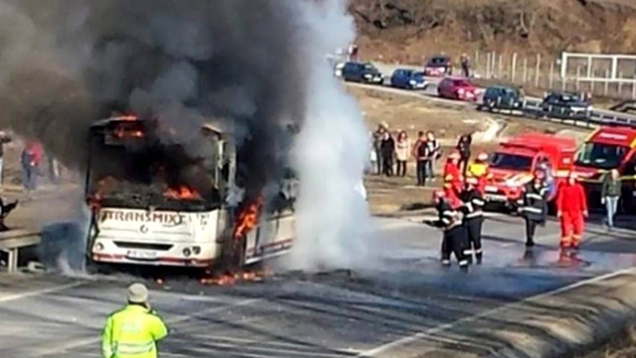 Autobuz în flăcări pe DN 14, în judetul Sibiu! 