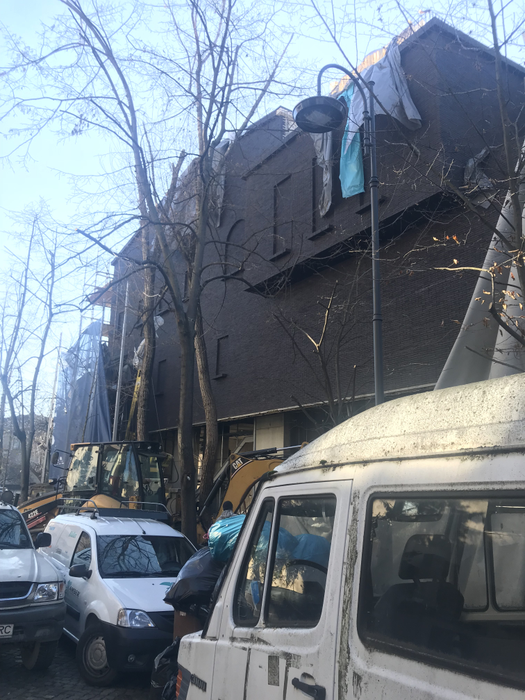Akoury a ridicat un colos lângă palatul prezidenţial al lui Klaus Iohannis