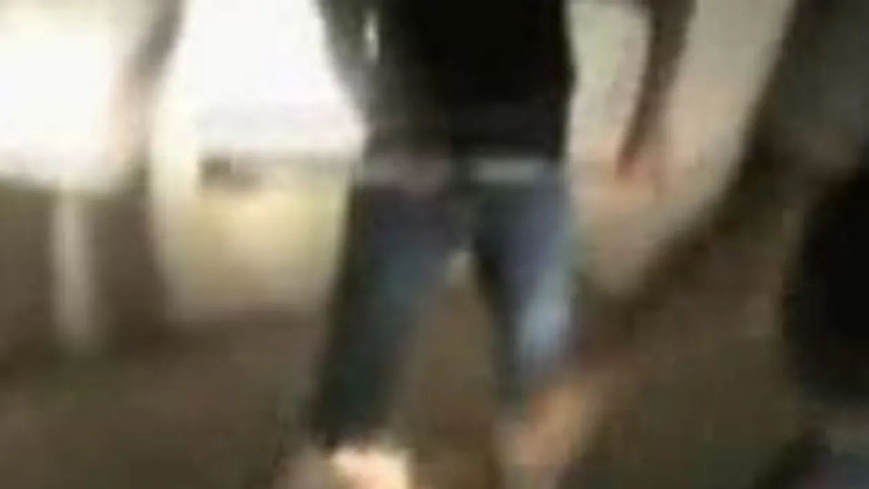 VIDEO IMAGINI EXTREM DE VIOLENTE! Traficantii de droguri au torturat si au ucis un barbat pe care apoi l-au transat cu toporul