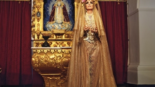 Blasfemie! O actrita celebra se roaga goala pusca intr-o biserica catolica