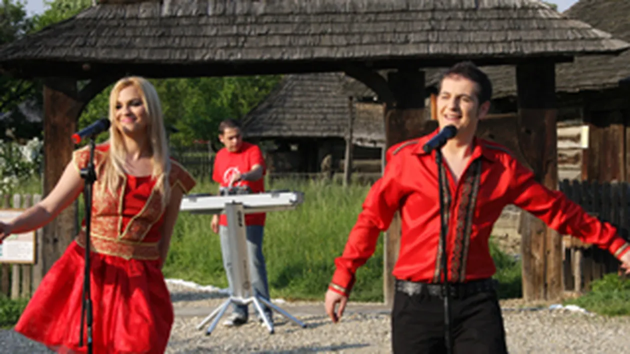 Marius (Datina): Ii multumesc colegei mele, Andreea, pentru rabdarea si fidelitatea din ultimii 9 ani