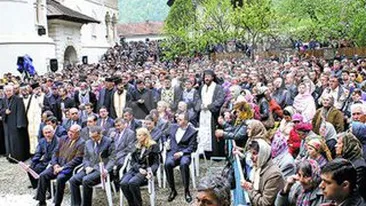 Tratament preferential pentru politicieni, la Manastirea Lainici! Au avut rezervare la slujba