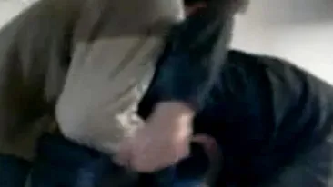 VIDEO Doi barbati se snopesc in bataie din cauza unei intrebari simple: Cate picioare au 8 oi?- Ce crezi ca au raspuns?