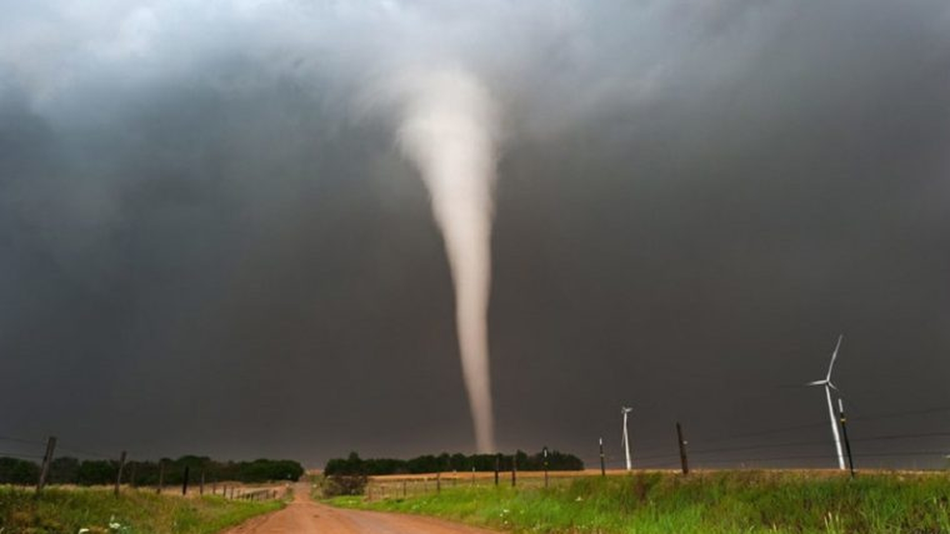 Fenomene extreme lovesc România! Începând de mâine, vremea se schimbă radical
