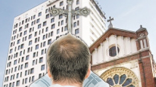 Cathedral Plaza, urmarita de blestem?