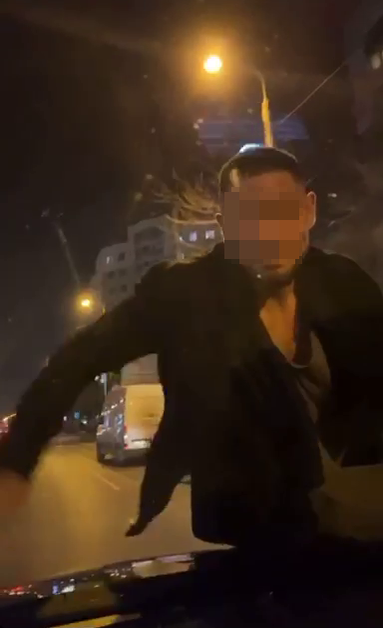 Jador a condus cu un bărbat suit pe capotă
