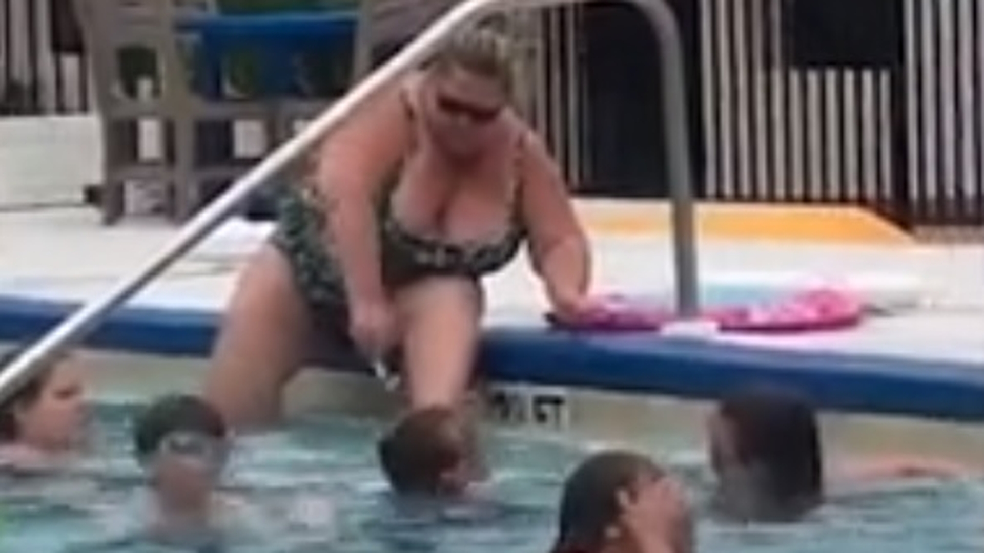 O femeie a fost filmată în timp ce se epila într-o piscină plină ochi cu copii