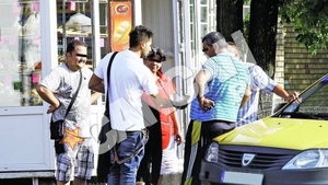 Connect-R strange banii la ciorap! Se imbraca de la taximetristi... ...si mananca la neamuri