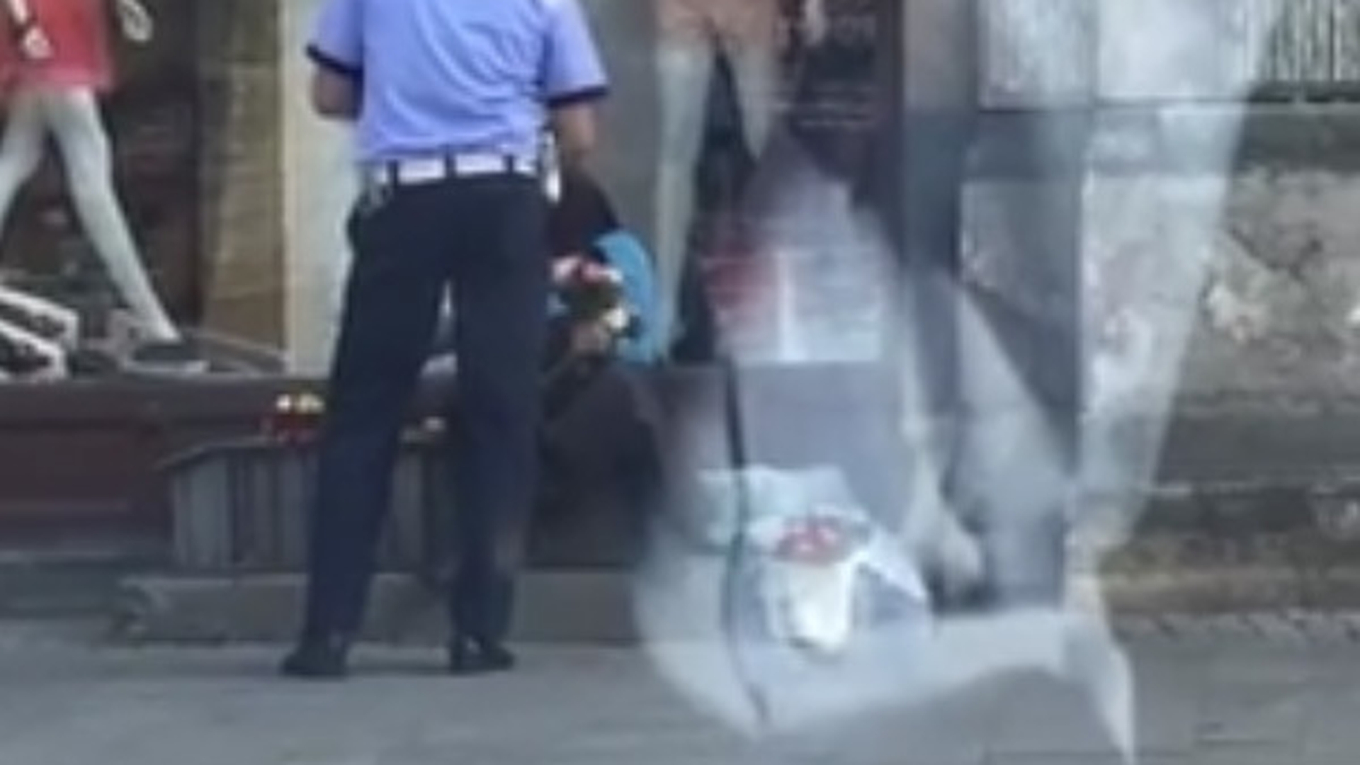 Gestul făcut de un poliţist pentru o bătrână care vindea flori, viral pe Facebook. S-a dus la ea şi...

