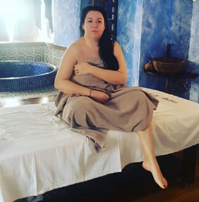 Oana Roman, fotografiată complet goală într-un prosop de baie