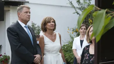 Ce a apărut la liceul în care Carmen Iohannis este profesoară. Ce gest a făcut soția lui Klaus Iohannis pentru elevii ei