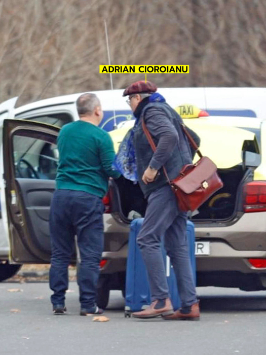 Adrian Cioroianu se pregătește de îmbarcarea în taxi