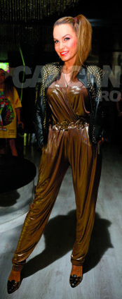 S-au imbracat in stilul anilor ’90! Cum s-a transformat Lora in “regina discotecii” si Alina Eremia in… Andreea Antonescu!