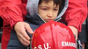 Ce se mai întâmplă acum cu micuţul din Vaslui care şi-a salvat surioarele din flăcări şi pe care a vrut să-l ajute Gigi Becali