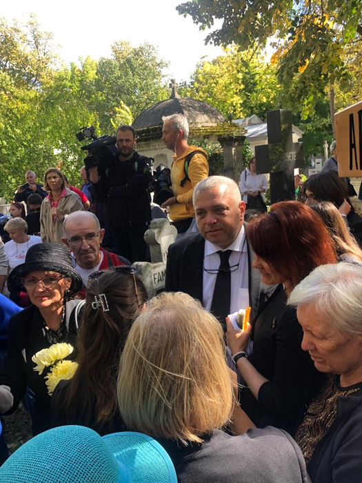 Alexandru Arșinel a fost înmormântat în cimitirul Bellu, duminică, în jurul prânzului. A fost condus pe ultimul drum de peste 200 de oamani (Foto: CANCAN.RO)
