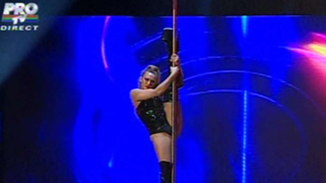 Dansul la bara care sfideaza legile fizicii! Toti barbatii au fost innebuniti de o concurenta de la Romanii au talent! Vezi de ce Mihai Petre s-a uitat doar la mainile ei