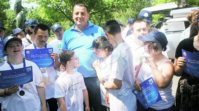 Stefan Florescu sprijina copiii si tinerii cu dizabilitati