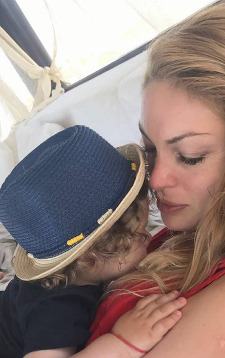 VALENTINA PELINEL şi-a făcut apariţia pe plajă la un de când l-a adus pe lume pe MILAN! Cât de mult a crescut micuţul