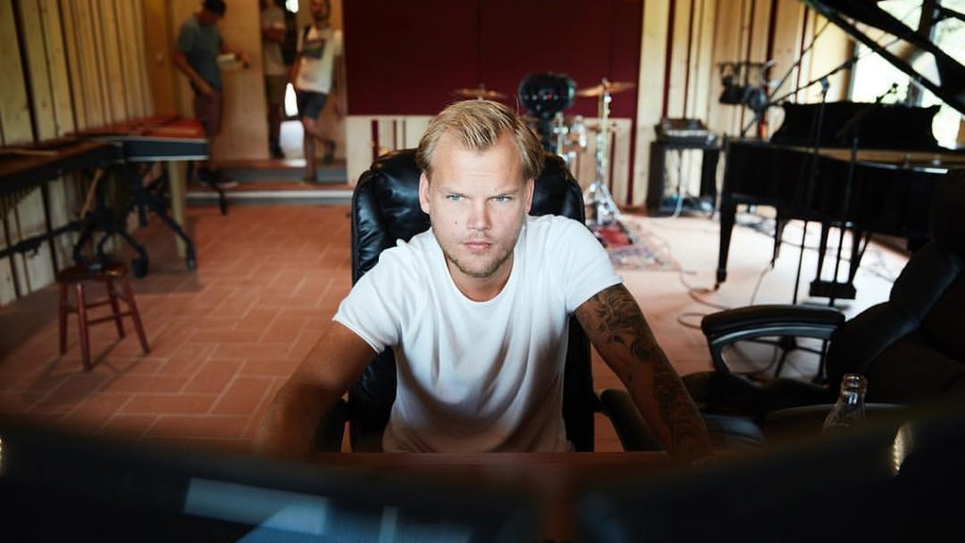 Noi detalii despre cum s-a sinucis Avicii! Dj-ul și-a tăiat venele cu cioburile unui pahar