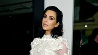 KIM KARDASHIAN a devenit din nou senzaţia internetului, după ce un bărbat s-a izbit de ea, în mod accidental. Expresia feţei sale spune totul