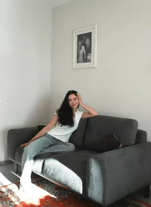 Cum arată apartamentul în care s-a mutat fiica lui Răzvan Simion. Ianca a combinat designul modern cu vintage