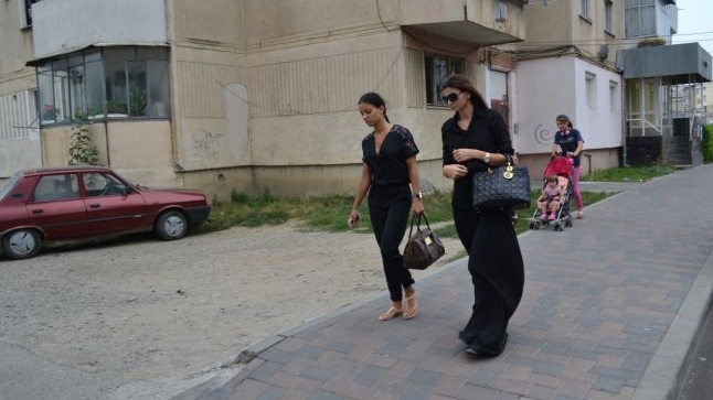 Ramona Gabor a ajuns in Bacau! E distrusa de durere si abia se mai tine pe picioare! Vezi cine o sprijina in aceste momente grele