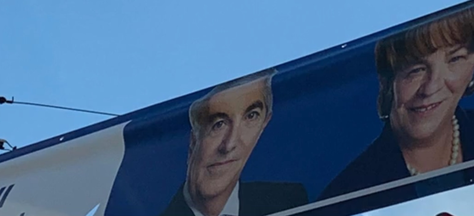 Reacția incredibilă a lui Călin Popescu Tăriceanu după ce a văzut cum apare pe afișele electorale. Cea mai recentă poză e virală