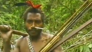 VIDEO INCREDIBIL DE ZAPACITOR! Uite cum reactioneaza un trib din Papua Noua Guinee la vederea unor barbati albi civilizati!